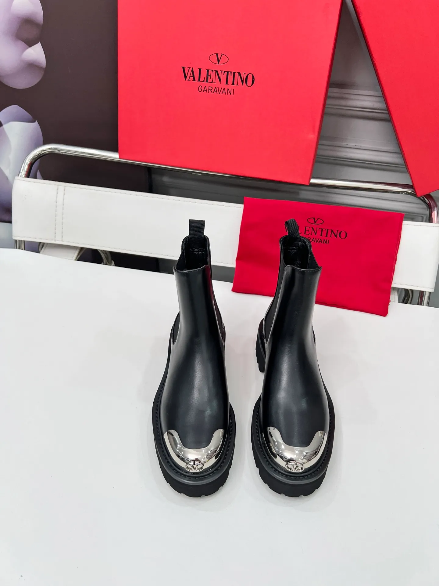 👟👟Ex-factory price 600👟👟 2026𝑉𝐴𝐿𝐸𝑁𝑇𝐼𝑁𝑂 Valentino ♡ͥ | 💫Purchase level🔍 Classic Valentino’s special textured hardware brings out a full sense of luxury After putting it on my feet, I was shocked that my feet looked slimmer! The new season lives up to expectations! Worth buying ❥The original method is absolutely sentimental ❥Elegant style creates a different feeling🙈 Simple temperament style!  ♡ show bdetails ———————————— ⊿▸: Number of yards | 35-40 (41. Customized) ⊿▸: Material | Imported calfskin ⊿▸: Lining | Sheepskin ⊿▸: Number of yards 35-40 (41. Customized)